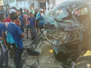 Colisão entre van e ônibus deixa uma pessoa ferida em Messias