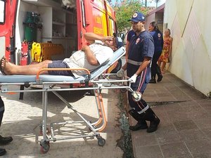 Carroceiro tenta escapar de acidente e acaba se machucando