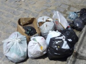 Moradores reclamam de excesso de lixo em ruas interditadas no Pinheiro