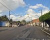Após acidente, poste fica 'pendurado' e provoca risco ﻿em Passo de Camaragibe