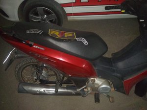 Após roubarem moto, irmãos  abandonam veículo em bar, mas são localizados e presos