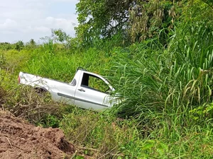 Condutor desvia carro de buraco e sofre acidente de trânsito em Arapiraca