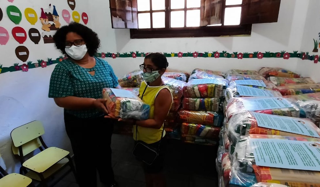 Prefeitura de Japaratinga entrega kits da merenda escolar