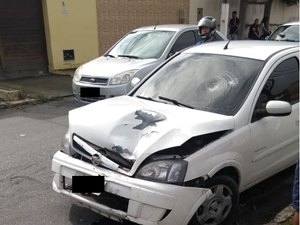 Condutor reage a assalto e joga carro para cima de suspeitos em Maceió