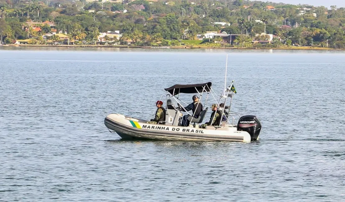 Náufragos desaparecidos deixaram barco antes de naufrágio e podem estar vivos, diz Marinha