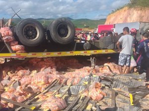 [Vídeo] Acidente com caminhão que saiu de Arapiraca deixa um ferido e dois mortos em Amaraji (PE)