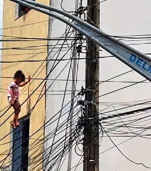 Criança cai em fiação elétrica e é retirada por PM em Delmiro Gouveia