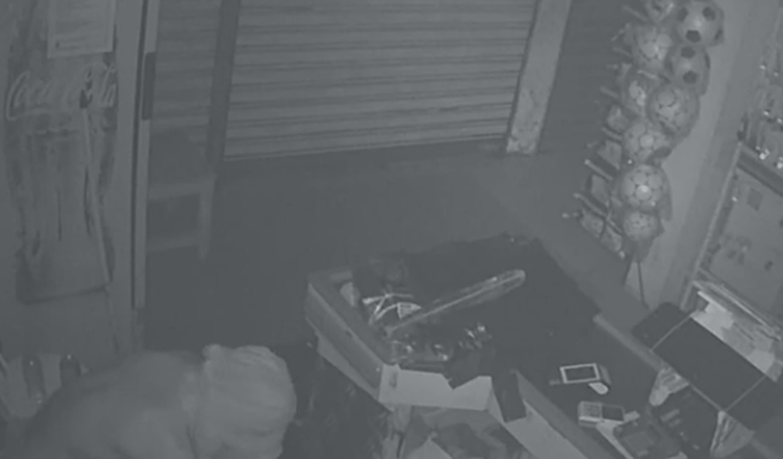 Mercadinho é invadido e furtado por homem encapuzado no bairro do Poço, em Maceió