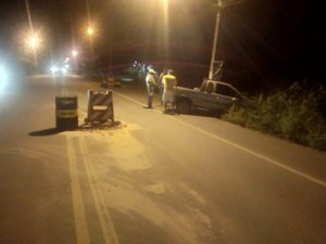 Carro derrapa na pista e colide com poste na AL 101 Norte, em Ipioca 