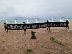 [Vídeo] Jangadeiros fazem ato a favor de isolamento e homenageiam vítimas 