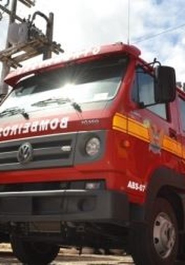 Fogo atinge carroceria de caminhão em Rio Largo e mobiliza Corpo de Bombeiros