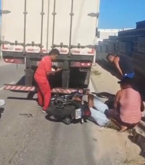 Duas pessoas ficam feridas após colisão entre moto e caminhão na Cruz das Almas