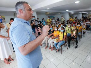 Alfredo Gaspar, candidato a prefeito de Maceió,  homenageia médicos pelo seu dia