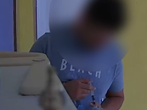 [Vídeo] Homem é flagrado injetando veneno na água da ex-companheira em Ipioca