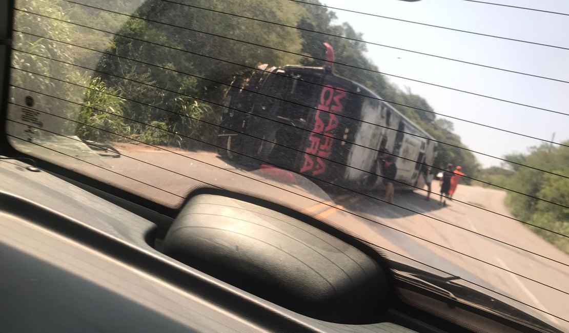 Acidente envolvendo ônibus da cantora Maria Clara é registrado na Serra das Pias