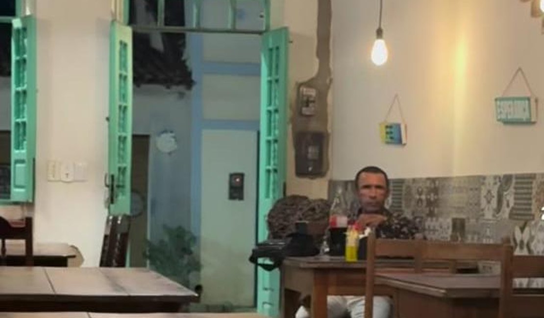 Funcionários de pizzaria cantam parabéns para homem que comemorava aniversário sozinho em AL