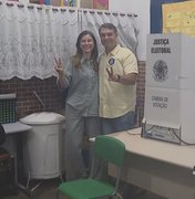 Flávio Bolsonaro vota com a esposa no Rio de Janeiro
