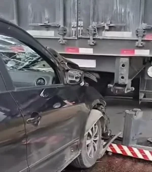 Carro bate na traseira de carreta e deixa trânsito lento na AL-220