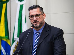 Leonardo Dias apresenta projeto para regulamentar uso de celulares em escolas de Maceió