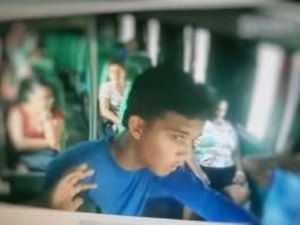 Imagens de câmera de segurança flagram suspeito de cometer arrastão em micro-ônibus