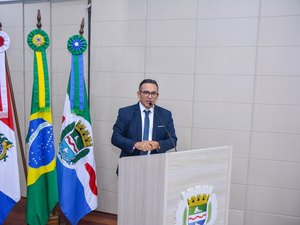 Vereadores comemoram fim da escala 6x1 e parabenizam professores por contribuição social