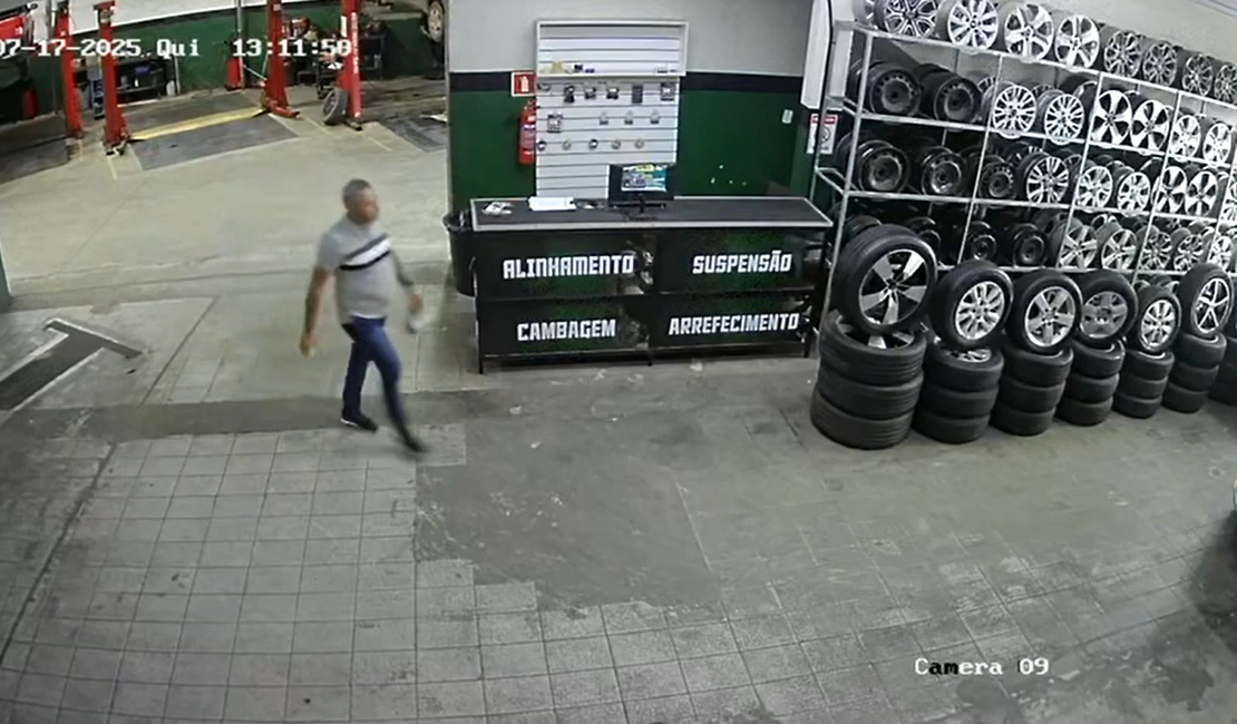 Homem finge ser cliente, toma café e furta celular em loja no Centro de Arapiraca