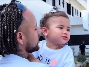 Neymar se despede da filha antes de viagem para Maceió com delegação do Santos