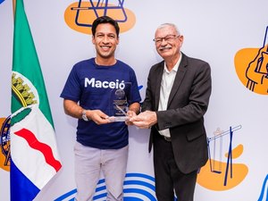 Rodrigo Cunha homenageia professor destaque do Maceió Abraça o Mundo