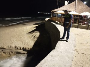 Supermercado é autuado por descartar esgoto na praia de Cruz das Almas