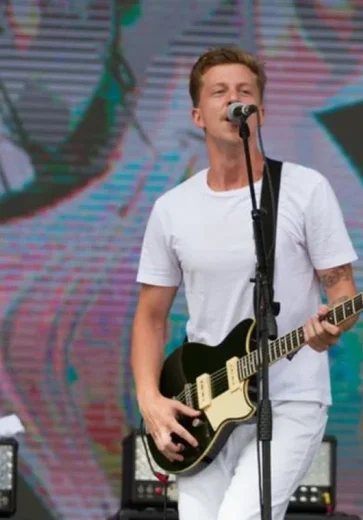 Vocalista da Scalene sofre ferimento na cabeça após queda em show