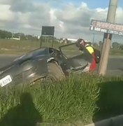 Carro cai em canteiro após ser atingido por carreta em Rio Largo