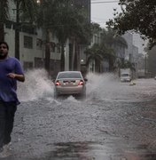 Chuvas provocam alagamentos e atrasam voos em São Paulo