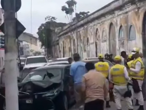 Colisão entre carros é registrada na Avenida da Paz, no bairro de Jaraguá