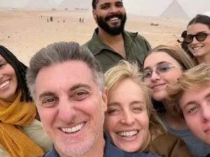 Angélica e Luciano Huck exploram o Egito com os filhos e amigos