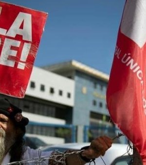 Lula celebra ano novo na companhia de partidários que estão em frente a sede da PF