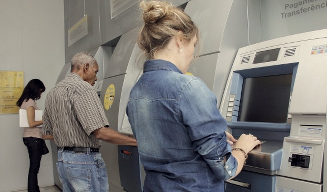 INSS: Governo atrasa primeira parcela do 13º salário de aposentados