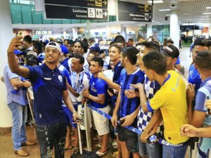 Torcida recebe delegação do CSA com festa no aeroporto Zumbi dos Palmares