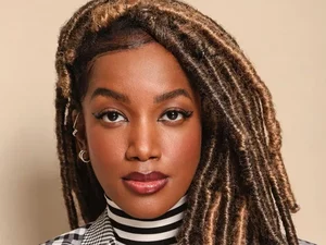 IZA muda o visual e aparece na web com dreadlocks