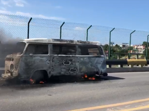 Veículo pega fogo e trânsito é interrompido na ponte do Reginaldo
