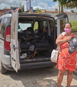 Famílias carentes são contempladas com mais de 100 cestas básicas arrecadas na Vacinação Solidária
