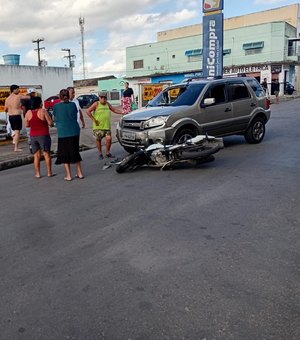 Motociclista é arremessado sobre carro e fica ferido após colisão em Arapiraca