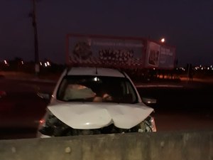 Mulher sem habilitação bate carro em mureta na AL-110 em Arapiraca