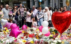 Moradores de Manchester fazem homenagem a vítimas do ataque em Manchester, no Reino Unido, nesta quinta-feira (25) 