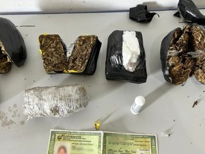 Mulher tenta entrar com droga em presídio e acaba presa