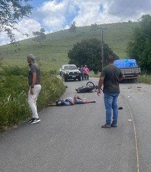 Motociclista fica em estado grave após colisão com caminhão de água mineral na AL-487