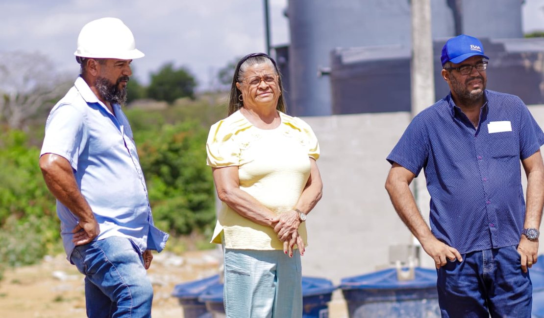 Prefeita Tia Júlia faz visita a obras no Conjunto Antônio Ribeiro