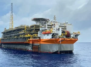 Maior plataforma de petróleo do Brasil inicia operação no pré-sal