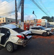 Acidente entre dois carros deixa pessoas feridas e uma presa às ferragens no Poço