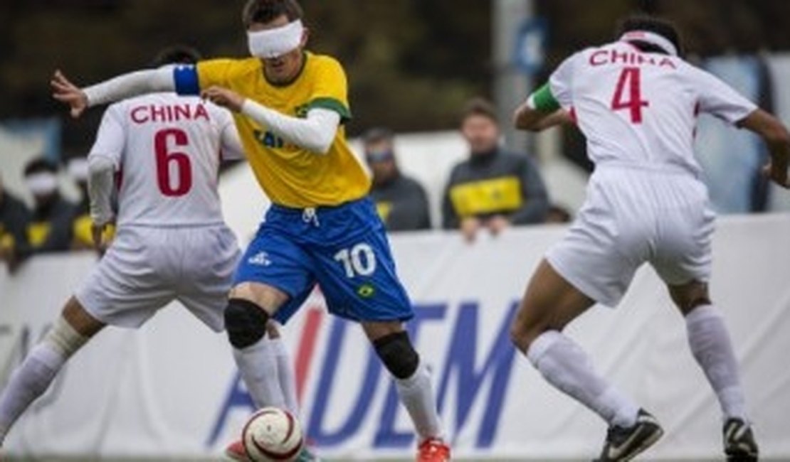 Torcida brasileira vaia jogador que pediu silêncio durante futebol para cegos