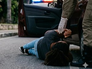 Homem é preso após empurrar companheira de carro em movimento em Maceió